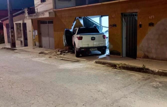 image-205 Mulher ao perder controle de carro e invadir uma casa em Santana do Paraíso fica ferida junto filha.