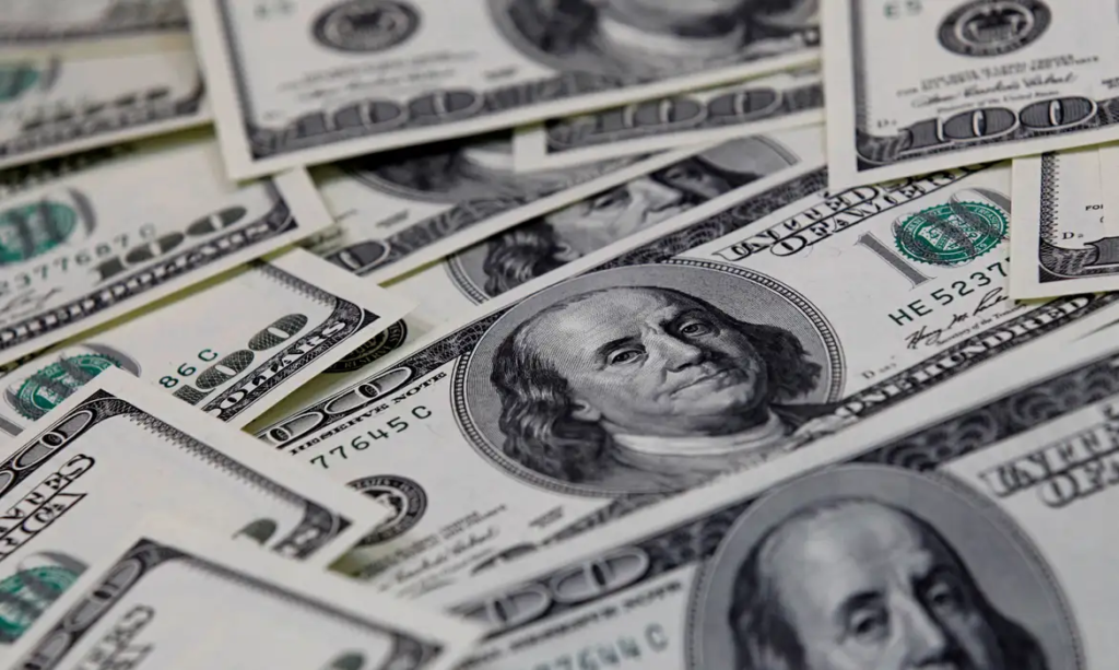 Dólar cai para R$ 5,11 com dados de inflação no Brasil e nos EUA