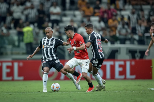 Hulk volta a marcar em goleada do Atlético contra o Caracas