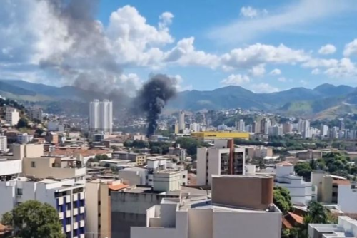 image-370-500x334 Ferro velho pega fogo em Ipatinga