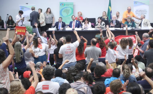 Governo faz reunião com categorias em greve nas universidades